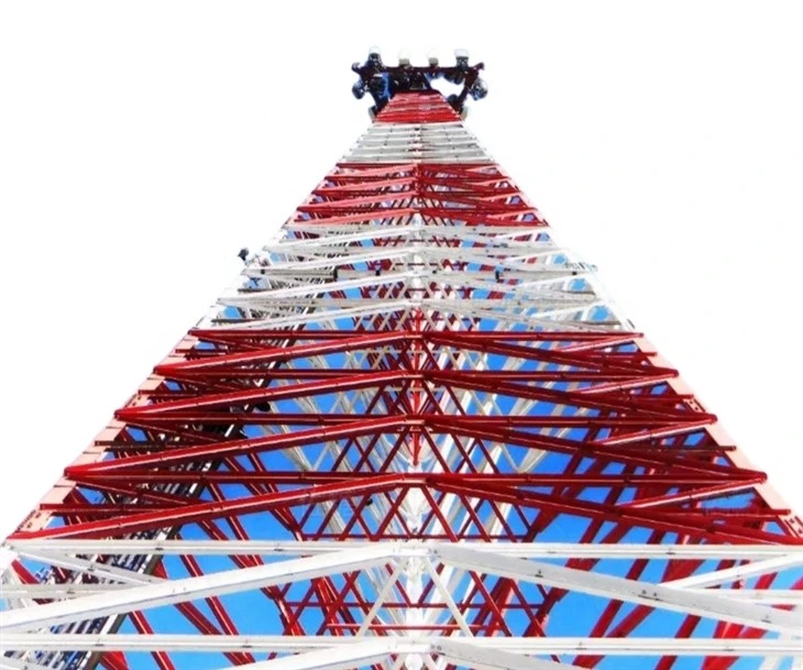 Driehoekige signaal zelfdragende tv-toren